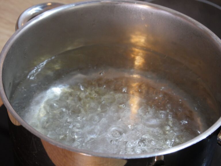 Wasser zum blanchieren dier Wirsingblätter