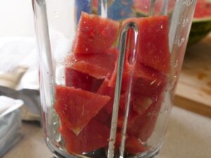 Wassermelone für Wassermelonensorbet mixen