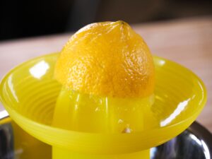 Zitrone auspressen für Zitronensorbet