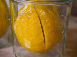 Zitrone in ein Einmachglas füllen