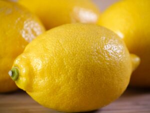 Zitronen für Zitronensorbet aus der Eismaschine