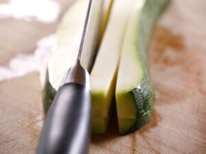 Zucchini Scheiben in lange Stifte schneiden