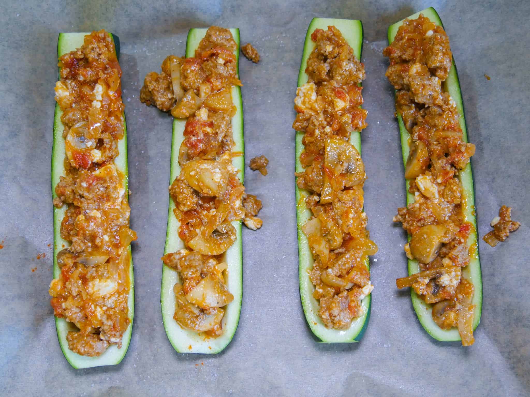 Zucchini Schiffe mit der Füllung befüllen