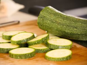 Zucchini für Auflauf in Scheiben schneiden