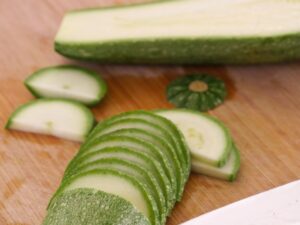 Zucchini für gebratenen Reis in gleichmäßige Stück schneiden