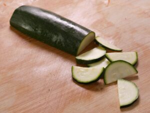 Zucchini halbieren und in feine Scheiben schneiden
