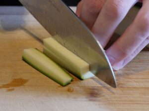 Zucchini in Stifte schneiden