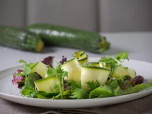 Zucchini roh essen Salat Rezept
