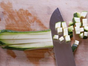 Zucchini zubereiten in Würfel schneiden