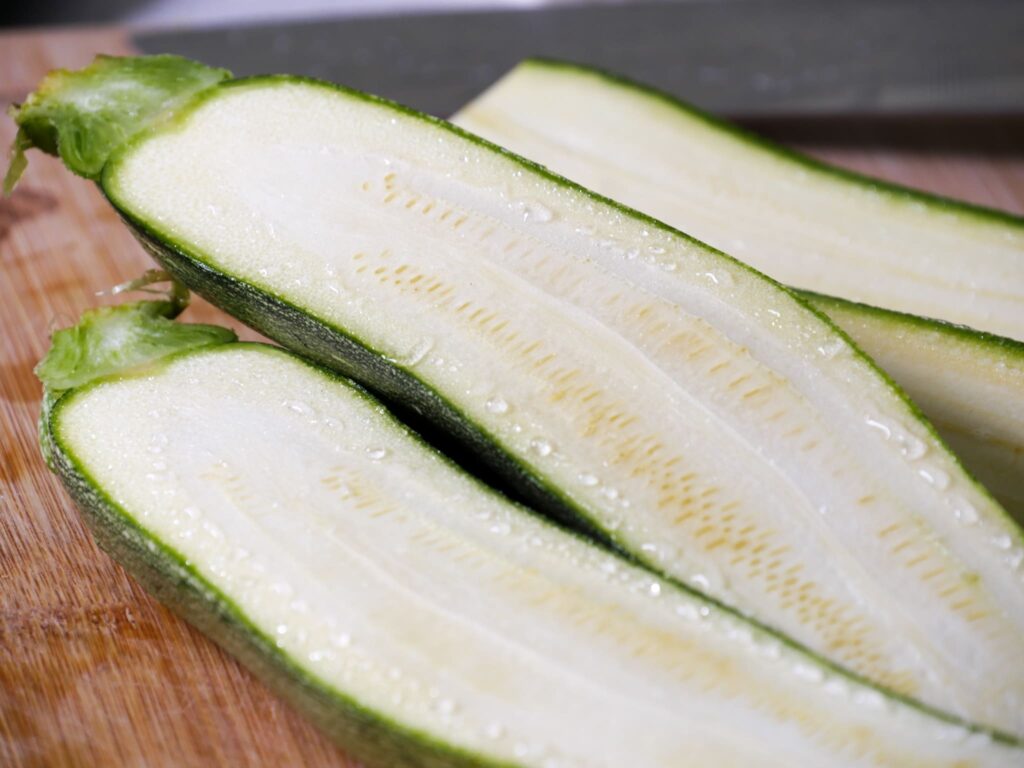 Gefüllte Zucchini mit Hack - sättigend und lecker! - Mehr Genuss