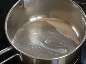 Zucker für Creme Brulee in einem Topf erhitzen