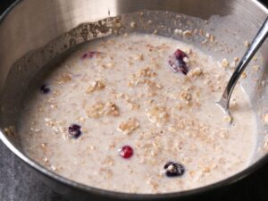 Zutaten für Baked Oats vermengen