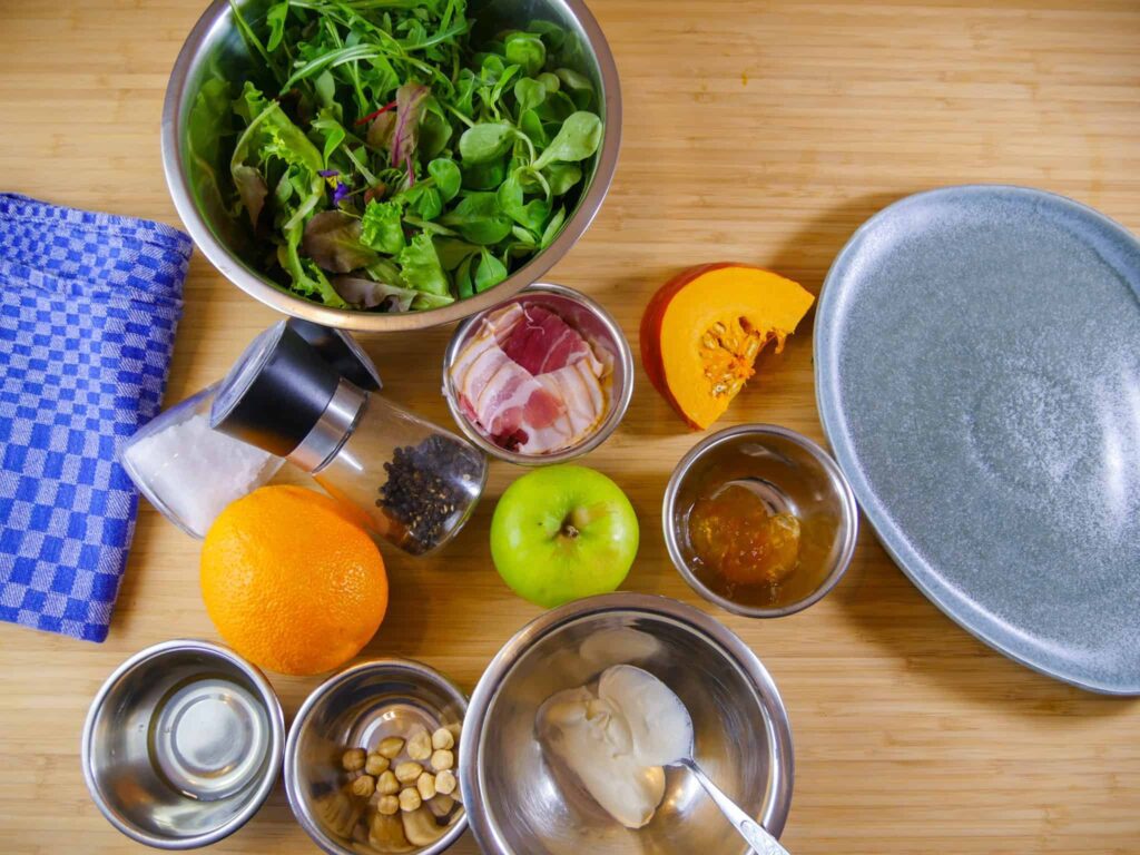 Zutaten für einen herbstlichen Salat mit Kürbis