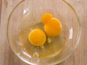 Zwei Eier für eine Portion Rührei