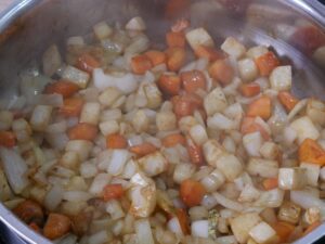 Zwiebeln Karotte und Sellerie anbraten