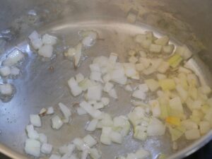 Zwiebeln für Rosenkohl zubereiten anschwitzen