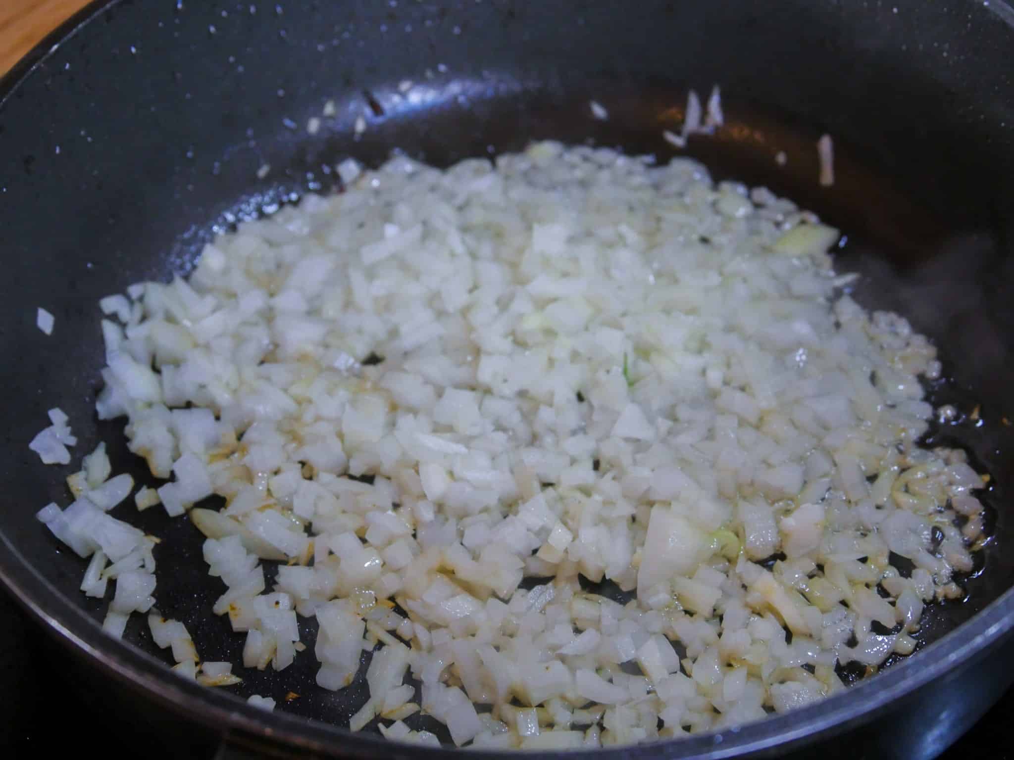 Zwiebeln für die Zucchini aus dem Ofen anschwitzen