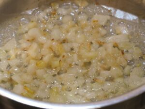 Zwiebeln in Butter anschwitzen für Rosenkohlsuppe