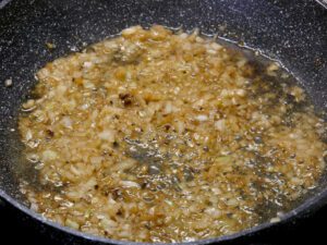 Zwiebeln in Butter glasig anschwitzen und mit Mehl bestäuben