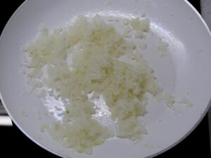 Zwiebeln in Pfanne für schwäbischen Kartoffelsalat anschwitzen