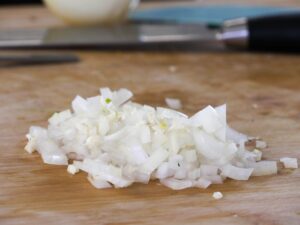 Zwiebeln in Würfel schneiden für Zucchini Puffer