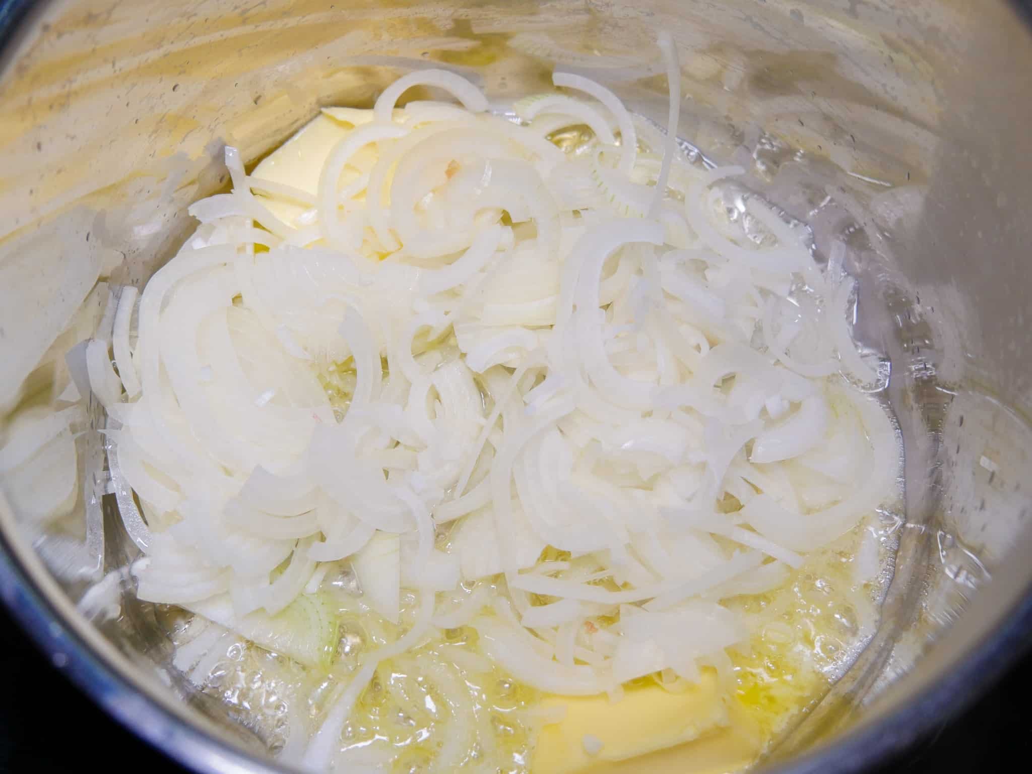 Zwiebeln in reichlich Butter anschwitzen