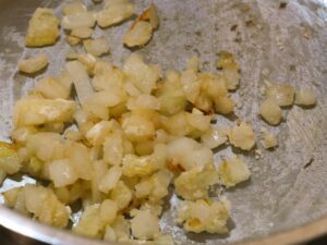 Zwiebeln mit Mehl bestäuben für andicken der Rosenkohlsuppe