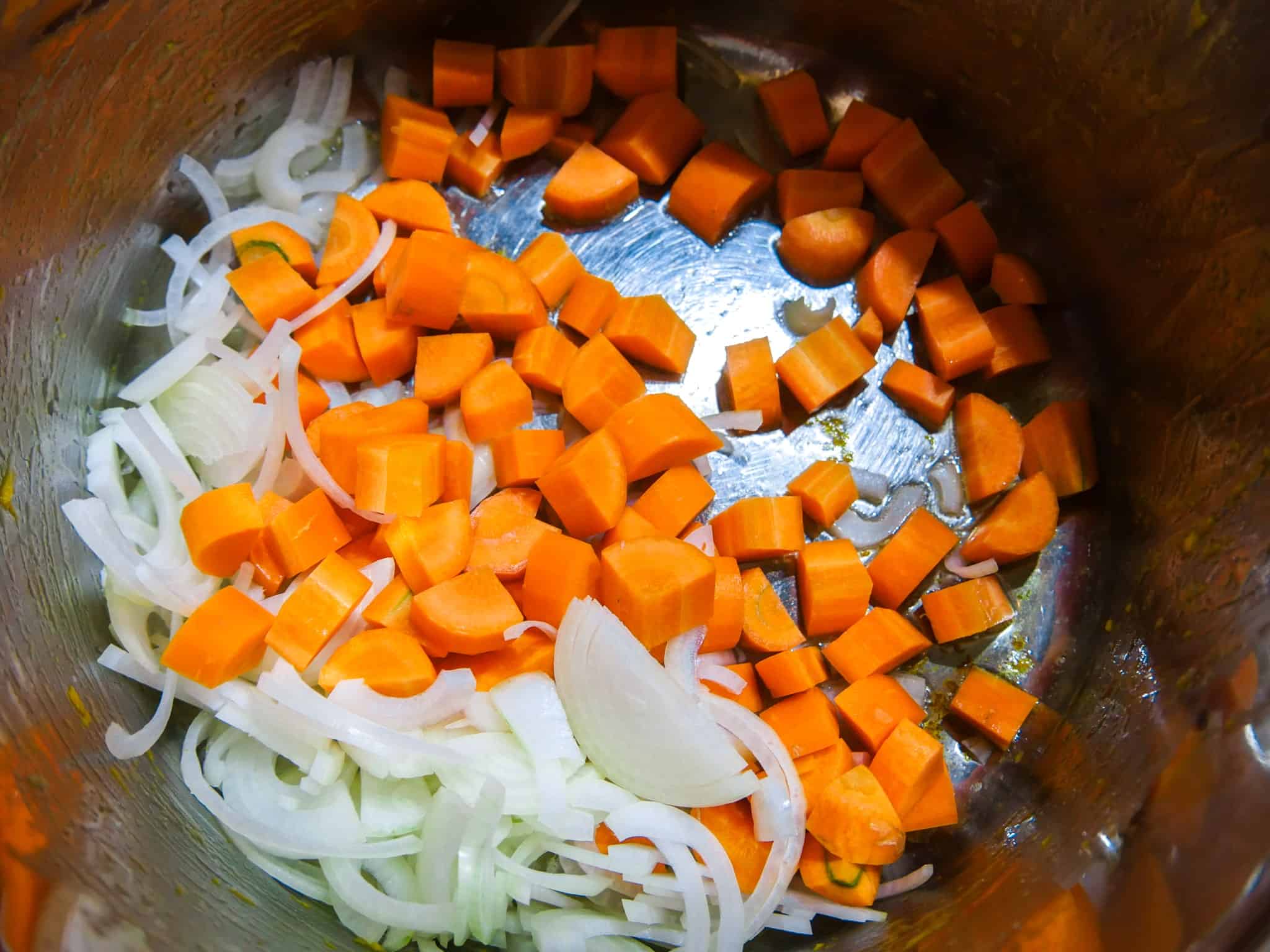 Zwiebeln und Karotten anschwitzen