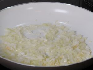 Zwiebeln und Knoblauch für Lasagne anschwitzen