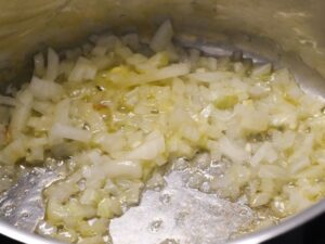 Zwiebeln und Knoblauch für Zucchini Creme-Suppe anschwitzen