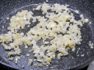 Zwiebeln und Knoblauch in Pfanne anschwitzen