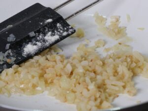 Zwiebeln und Knoblauch in Rapsöl für Spargel-Lasagne anschwitzen