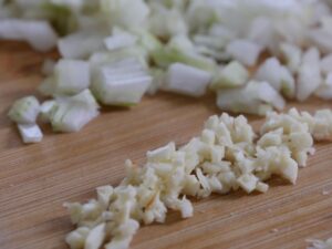 Zwiebeln und Knoblauch klein geschnitten für Salsa Dip
