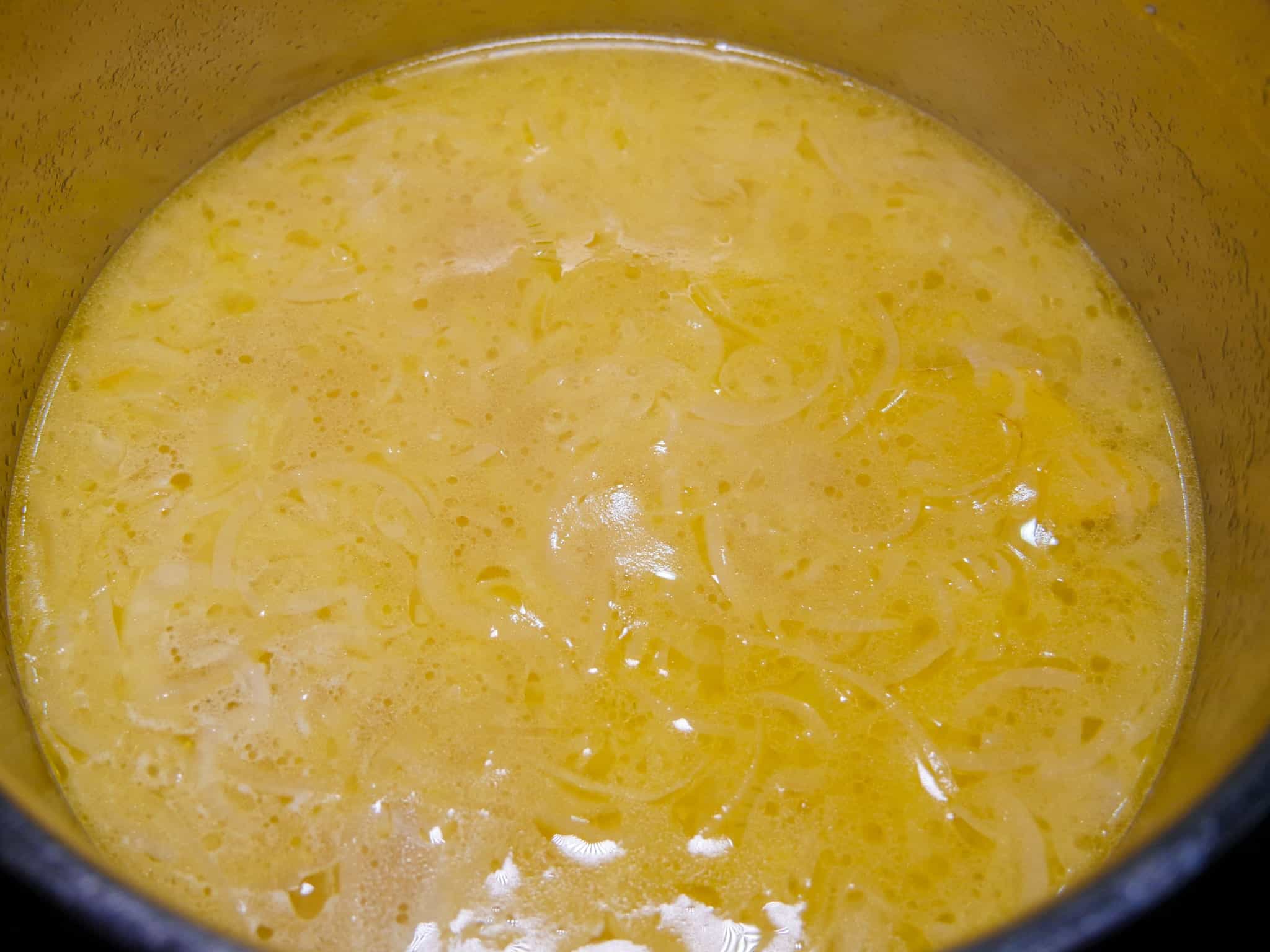 Zwiebelsuppe mit Lorbeer und Gewürzen kochen lassen