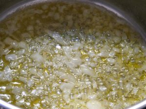 Zwiebelwürfel in Butter anschwitzen für Staudensellerie