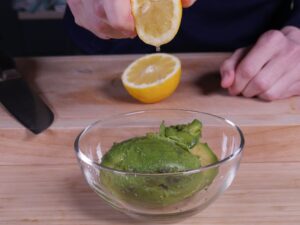 für Guacamole halbe Zitrone auspressen