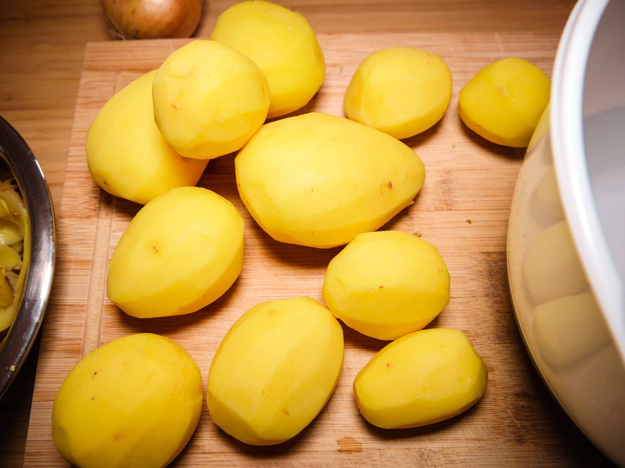 geschälte rohe Kartoffeln für die Kartoffelrösti