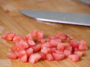 gleichmäßige Tomatenwürfel schneiden für vegetarische Füllung