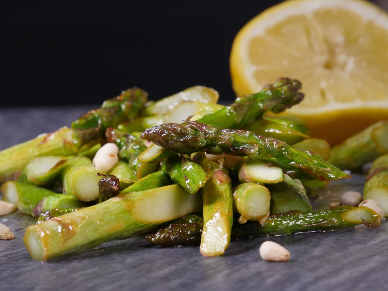 Grüner Spargel im Speckmantel - Mehr Genuss