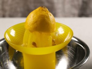 halbe Zitrone auspressen für Humus