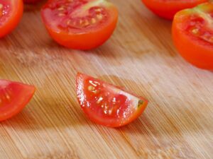 kleine Tomaten halbiert für Nudelsalat mit Pesto