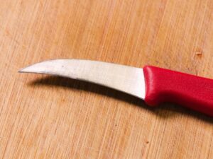 kleines spitzes Messer zum Aufschneiden von Maronen