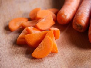 kleingeschnittene und geschaelte Karotte