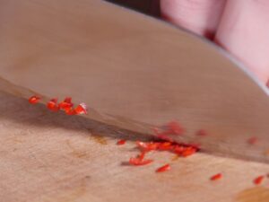 rote Chili in feine Ringe schneiden