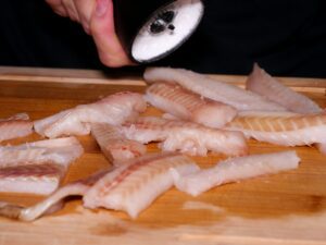 selbstgemachte Fischstäbchen salzen